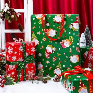 Papel de regalo navideño de doble cara con diseño de Papá Noel, gnomos y copos de nieve en rojo y verde, estilo cuadro sobre papel calcomanado. - Product Image 2