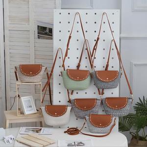 Panier de rangement rectangulaire en paille avec poignée en perles, diamètre 20 cm, style mignon et tendance, imperméable, pour la décoration de la maison et l'utilisation à la plage - Product Image 1