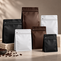 Pochette verticale noire mate refermable avec fermeture éclair et languette de tirage pour l'emballage de grains de café, logo personnalisé