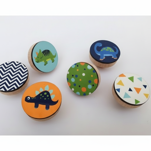 Boutons en résine et en bois de qualité supérieure avec des motifs artistiques variés pour la décoration de bébés et d'enfants par RR ENTERPRISES - Product Image 1
