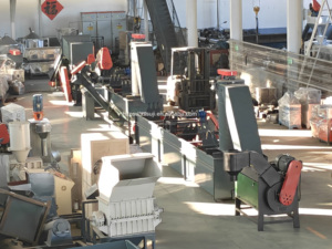 เครื่องรีไซเคิลพลาสติกอัตโนมัติสำหรับฟิล์ม PE PP HDPE LDPE ถุงผ้า และถุงพลาสติกชนิดต่างๆ  กำลังการผลิตสูง 300-2000 กก./ชม. พร้อมระบบล้างและอบแห้ง - Product Image 4