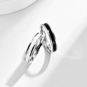 Anillo de pareja neutral de plástico blanco y negro de acero inoxidable simple Ins para hombres y mujeres europeos y americanos enga de boda - Product Image 2