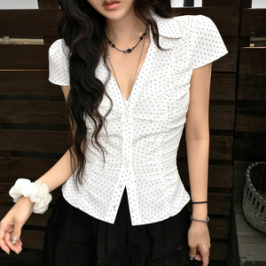 สไตล์ฝรั่งเศสแบบพรีปปี้ ลายจุด คอวี จับจีบเอว เสื้อแขนสั้นแบบพื้นฐาน สาวหวาน ดูอ่อนเยาว์ ใช้งานได้หลากหลาย เสื้อเชิ้ตลำลอง - Product Image 3