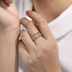 Elegante Anello Traforato Bicolore per Donna, Gioiello da Dito alla Moda - Product Image 2