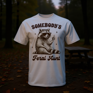 Camiseta con diseño de mapache de Somebody's Feral Aunt, unisex, para adultos, cuello redondo, manga corta - Product Image 3