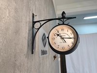 Jam dinding dekoratif gaya Retro dalam ruangan Jam rangka logam hitam jam liontin dua sisi Dropshipping DDP