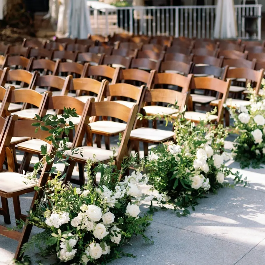 Свадьба на открытом воздухе wimbledon, коричневые деревянные складные стулья с мягкими сиденьями