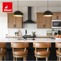 Armoires de cuisine sur mesure Allandgroup de style transitionnel en bois d'érable avec finition teintée, portes Shaker, îlot et poignées