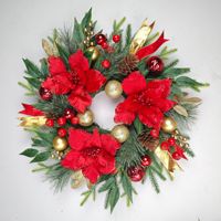 Couronne de Noël en aiguilles de pin avec baies rouges et fleurs, décoration suspendue pour porte et fenêtre, ornement de scène de fête de Noël