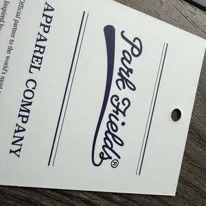 Étiquette volante de vêtements en relief avec chaîne de logo personnalisé C2S impression couleur sur carton avec stratification mate en couleur à plat - Product Image 4