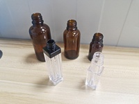 Machine de remplissage de liquides pour ampoules, flacons, bouteilles en verre et en plastique pour huiles parfumées