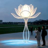 Sculpture lumineuse géante en forme de lotus à structure creuse (acier inoxydable + alliage d'aluminium + abat-jour en acrylique givré + LED RGB)