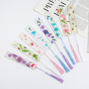Marque-page en résine avec de vraies fleurs séchées pour les amoureux des livres, cadeau unique, marque-page floral pressé fait à la main avec pompon - Product Image 3