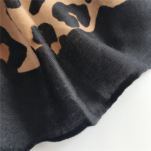 <span class=keywords><strong>Sciarpa</strong></span> con stampa <span class=keywords><strong>leopardata</strong></span> all'ingrosso di lusso Soft Touch <span class=keywords><strong>donna</strong></span> sciarpe personalizzate in microfibra cotone Hijab Voile <span class=keywords><strong>sciarpa</strong></span> - Product Image 4
