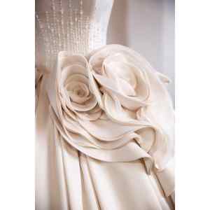 <span class=keywords><strong>Robe</strong></span> de mariée princesse en satin coupe ball gown avec détails roses 3D à la <span class=keywords><strong>taille</strong></span> et corsage perlé – Vente en gros directe usine, approvisionnement stable - Product Image 6