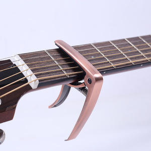 Capo de guitare en métal poli, accessoire universel pour guitare acoustique, durable - Product Image 1