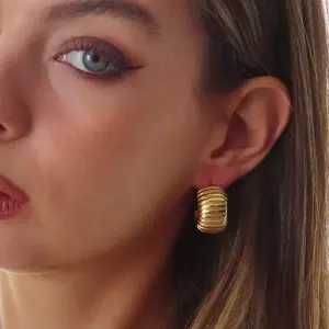 Pendientes de aro gruesos de acero inoxidable para mujer, textura Retro chapada en oro, Perla ancha en forma de C, joyería de declaración de moda principal, Bisutería - Product Image 5