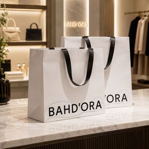Sac cadeau en carton kraft écologique personnalisé à fond carré avec poignée en ruban de satin, sac de shopping de luxe pour boutique de vêtements - Product Image 1