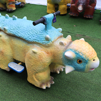Trottinette électrique dinosaure Triceratops violette pour enfants, siège sécurisé pour la location en aire de jeux intérieure/extérieure