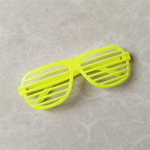 <span class=keywords><strong>Occhiali</strong></span> Stile Shutter Colorati Neon per Feste Anni '80, <span class=keywords><strong>Occhiali</strong></span> da Sole con Fessure per Bambini e Adulti, Accessorio Retrò per Feste a Tema Rock, Pop Star e Disco - Product Image 5