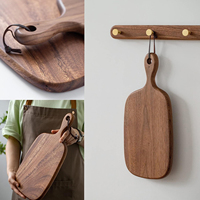 Planche à découper en bois de noyer personnalisée avec poignée pour servir le pain, les légumes, les fruits