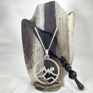 Collar con Colgante Minimalista de Plata de Ley 925 con Circonita, Paisaje Montañoso, Inspirado en la Naturaleza, Amuleto Redondo, Regalo de Boda, Hecho a Mano - Product Image 3