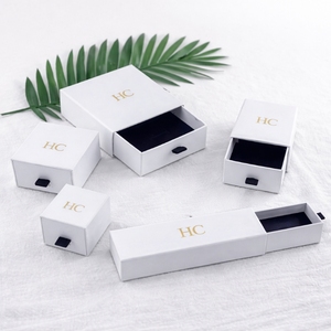 Boîte à bijoux de marque de luxe avec tiroir rigide, poignée en ruban, insert en suède, estampage à chaud, logo personnalisé, vente en gros - Product Image 2