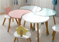 Ensemble de table et de chaises en bois en forme de lune et d'étoile pour enfants, style concis, pour l'éducation préscolaire, pour l'école et la maternelle