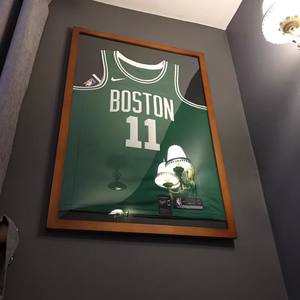 Cadre photo en verre encadré mural <span class=keywords><strong>NBA</strong></span> Football Basketball CBA Jersey Collection Affichage Bois massif UV Imprimé Écologique - Product Image 1