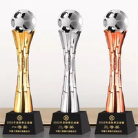Trophée Globe Terrestre Moderne en Résine Or, Argent et Rose pour les Récompenses d'Entreprises et les Cérémonies Internationales