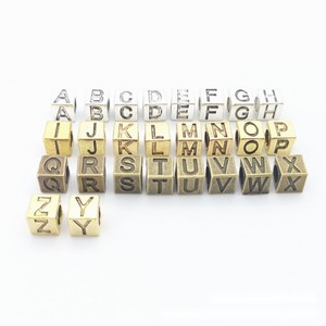 Alphabet-Würfelperlen mit großem Loch aus Zinklegierung für personalisierte Namensarmbänder - Product Image 1