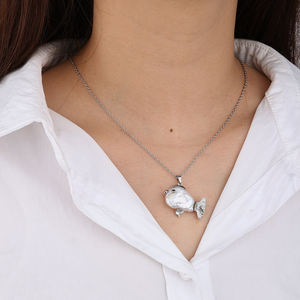 Serie Ocean, joyería para mujer, collar de pez payaso, collar de cadena de clavícula de pez beso de perla anisotrópica barroca Natural - Product Image 4