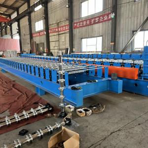 เครื่องขึ้นรูปลอนหลังคาโลหะอัตโนมัติราคาโรงงาน เครื่องทำกระเบื้องหลังคาเหล็กเย็นสำหรับงานก่อสร้างอาคาร - Product Image 3