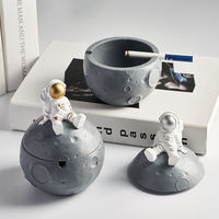 Cendrier d'astronaute en résine personnalisé en gros Figurine Statues artisanat Style Sculpture pour la décoration de bureau à domicile Article d'ameublement