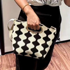 Sacs à cosmétiques portables élégants et tendance, petits et pratiques, avec motif ondulé noir et blanc, option personnalisée - Product Image 4