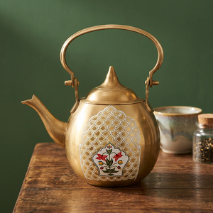 Tetera de latón con tapa y diseño floral, acabado dorado, asa metálica, olla para agua - Product Image 2