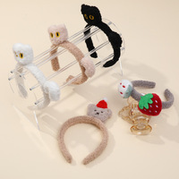 Peluche chat de dessin animé mignon, accessoire fraise tridimensionnel, polyvalent, élégant, écologique, confortable, antidérapant pour l'extérieur