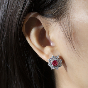 Pendientes de diamantes rojos con corte cojín en oro blanco de 9K Messi Jewelry MSE-953 para mujer - Product Image 4