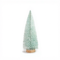 Individuell gestalteter, farbenfroher Mini-Weihnachtsbaum, künstlicher Baum mit Holzsockel für die Weihnachtsdekoration zu Hause oder auf dem Tisch.