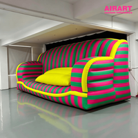 Canapé gonflable géant de 2,5 m, coloré et rayé, idéal comme accessoire photo pour exposition d'art, fête ou événement