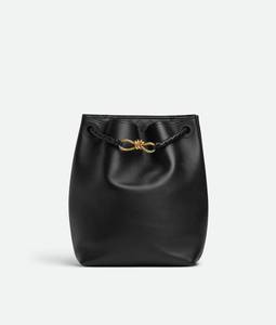 Sac seau Bottega BV Andiamo, sac seau en cuir de veau soyeux avec détail de nœud signature et bandoulière coulissante Veneta - Product Image 6