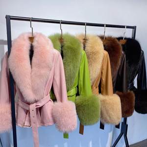 عرض رائج لجاكيت شتوي جديد سميك ودافئ من جلد الغنم للنساء مع ياقة وأساور من فرو الثعلب - Product Image 2