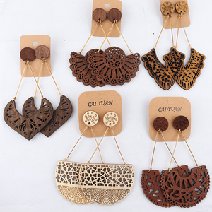 Nouveautés 2022 : Boucles d'oreilles pendantes africaines en bois - Product Image 1