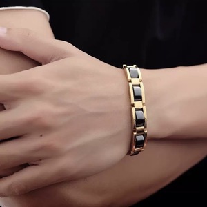 <span class=keywords><strong>Bracelet</strong></span> géométrique en acier inoxydable plaqué noir avec accents en hématite magnétique, design d'inspiration chrétienne, élégant pour un usage quotidien - Product Image 6