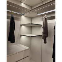 Magasin de vêtements et accessoires système de placard ouvert étagères et cintres amples dans les garde-robes
