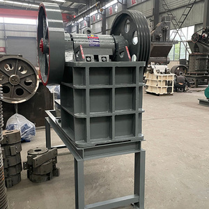 Petit concasseur à mâchoires mobile portable avec moteur et engrenage, haute capacité pour le traitement du cuivre, de l'or et du minerai de fer, facile à utiliser - Product Image 4