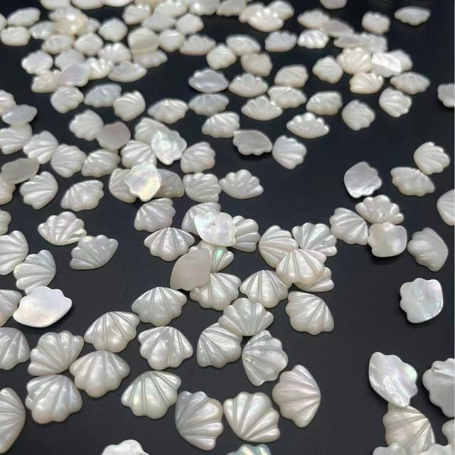 Fanshaped Natural White Mother of Pearl Shell Pendant for Jewelry