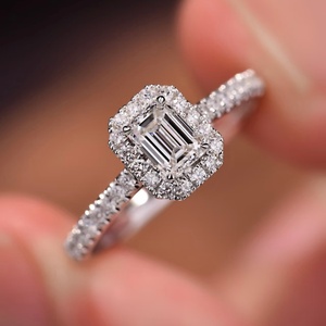 แหวนแต่งงานแบบคลาสสิกประดับเพชรเม็ดเดี่ยวทรงเหลี่ยมมรกต 1 กะรัต ทองคำแท้ 14K หรูหรา พร้อมใบรับรอง IGI และเพชรเพาะเลี้ยงในห้องปฏิบัติการ - Product Image 1