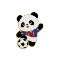 Pins en émail mignons de joueurs de football panda avec ballons de football dans des uniformes sportifs colorés, pour cadeaux et objets de collection
