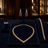 Parure de mariée Vanfi de luxe vintage et tendance en laiton plaqué or avec zircone cubique, 4 pièces : collier en V, boucles d'oreilles pendantes à pampilles, bracelet et bague